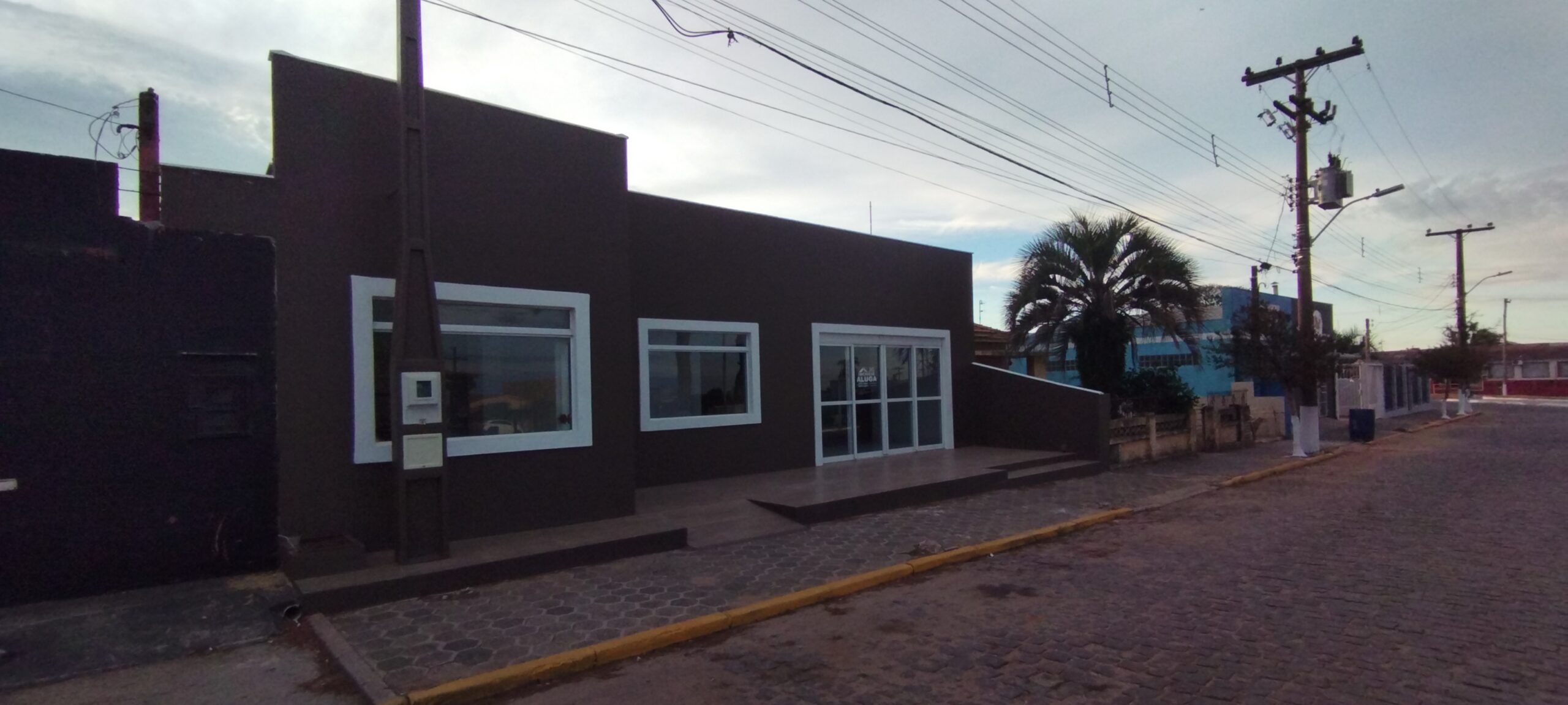 PRÉDIO COMERCIAL NA PRAÇA DA SANTA: