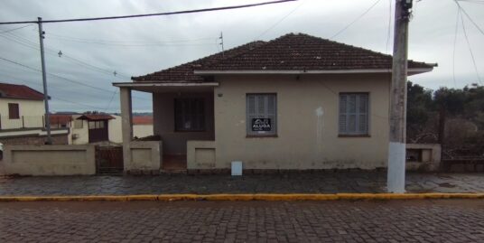 AMPLO IMÓVEL DE ESQUINA: